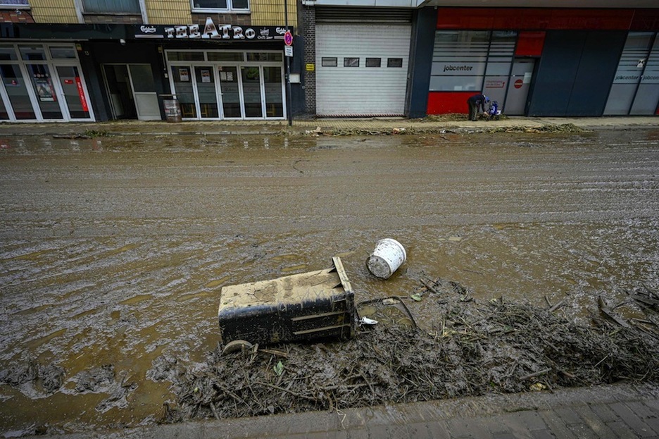 Las aguas han arrastrado todo tipo de objetos por las calles de Hagen-Priorei. (Sascha SCHUERMANN/AFP)