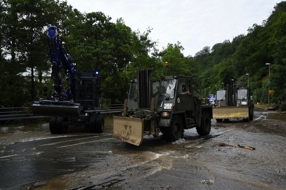 Vehículos del Ejército alemán realizan trabajos de limpieza. (Ina FASSBENDER/AFP)