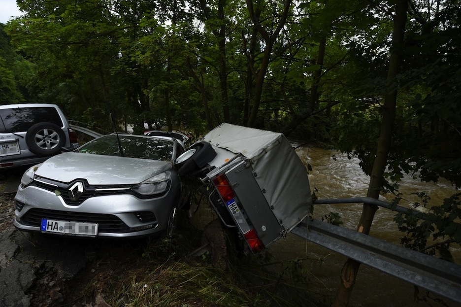 Coches arrastrados por las fuertes lluvias en Hagen-Dhal. /Ina FASSBENDER/AFP)