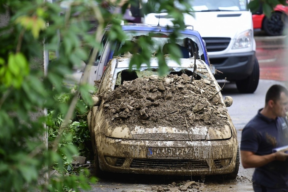 Un coche cubierto de barro en Hagen. (Ina FASSBENDER/AFP)