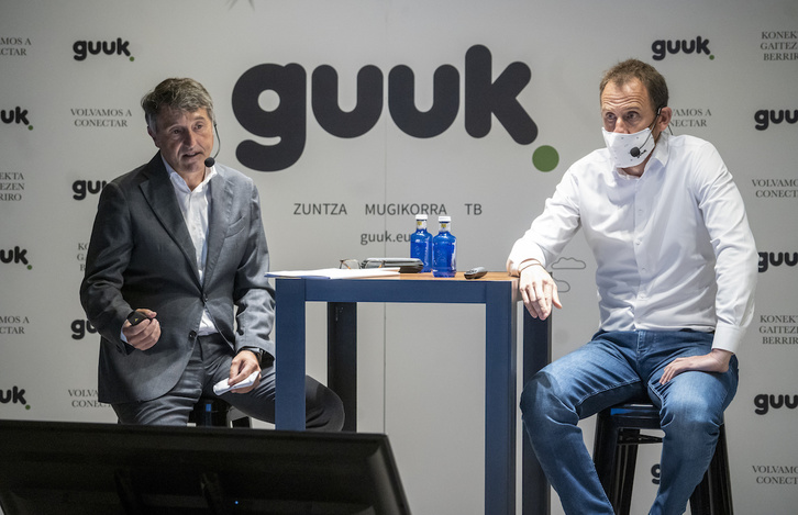 El presidente de Guuk, Jon Ander de las Fuentes, y su consejero delegado, Juanan Goñi, han presentado los resultados en Bilbo. (Marisol RAMÍREZ/FOKU)