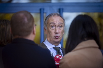 Juan Diego atiende a los medios cuando era director general de Osakidetza. (Jaizki FONTANEDA-FOKU)