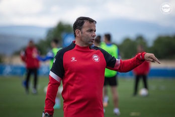 Javi Calleja dirige un entrenamiento en Ibaia (ALAVÉS)