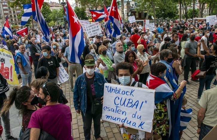 Acto en solidaridad con Cuba que ha tenido lugar este jueves en Bilbo. (Marisol RAMÍREZ | FOKU)