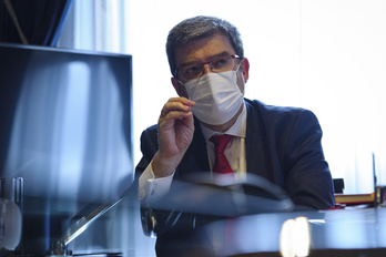 Juan Mari Aburto en su despacho del Ayuntamiento de Bilbo. (Aritz LOIOLA/FOKU)