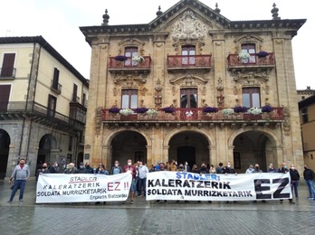 Movilización de la plantilla de Stadler ante el ayuntamiento de Oñati. (LAB sindikatua)