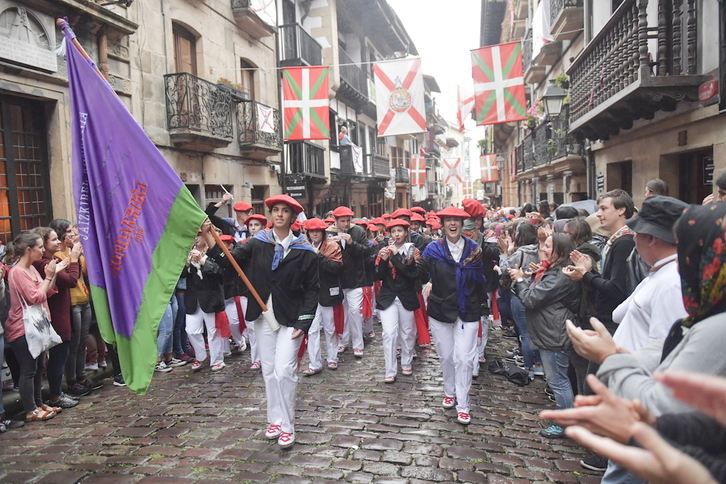 Desfile de la compañía Jaizkibel de Hondarribia en setiembre de 2019. (Idoia ZABALETA/FOKU)