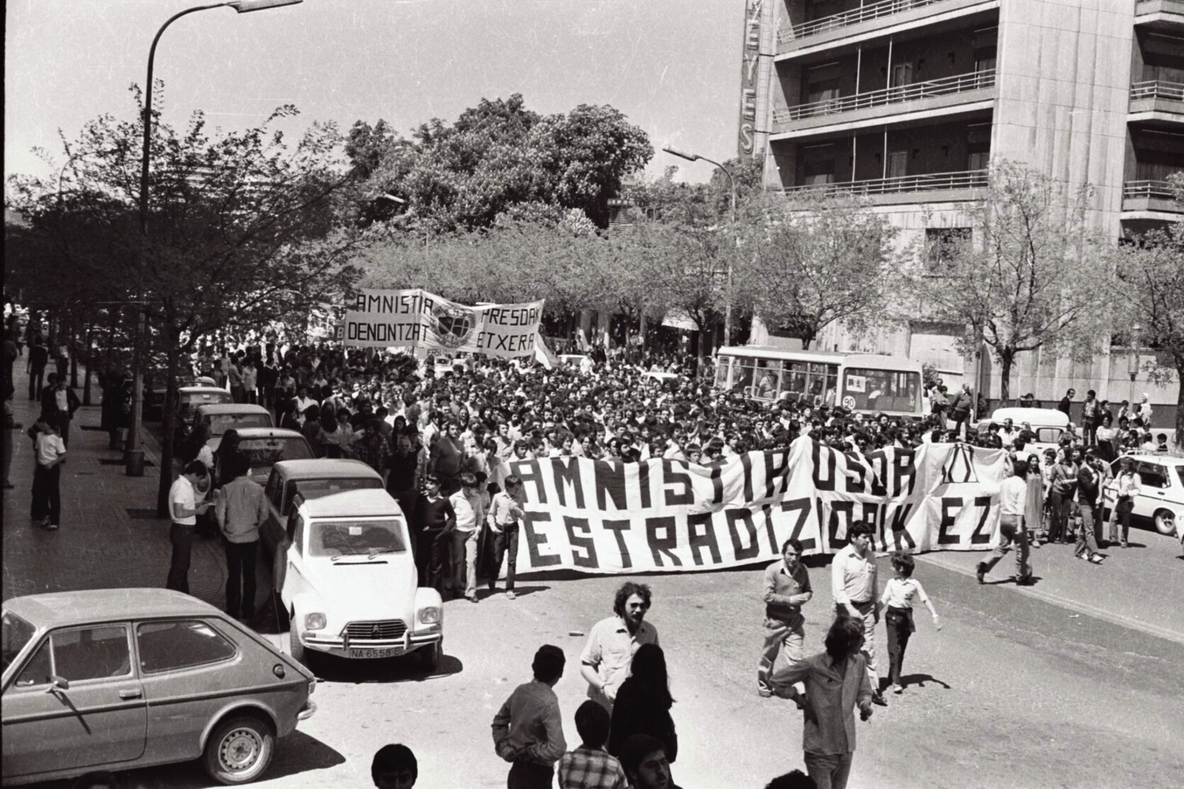 Manifestación en contra de las extradiciones de los refugiados vascos. (FONDO EUSKAL MEMORIA)