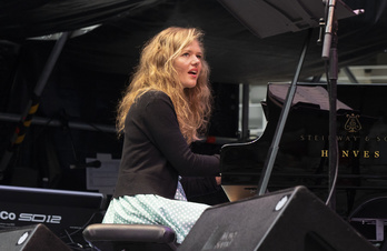 La danesa Kathrine Windfeld, sentada al piano. (Raúl BOGAJO / FOKU)