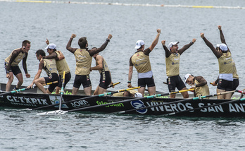 La tripulación de Getaria celebra un triunfo anterior, precisamente en casa. (Jon URBE/FOKU)