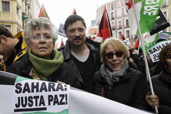 Pilar Bardem junto a su hijo Carlos y la también fallecida Rosa María Sardá en una moviliazación a favor del Sahara. (EUROPA PRESS