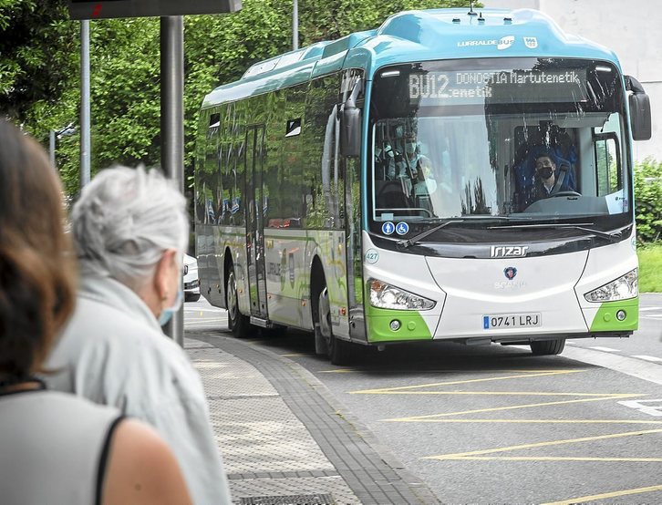 BU12 linea berriko autobusa Astigarragara iristen. (Gorka RUBIO / FOKU)