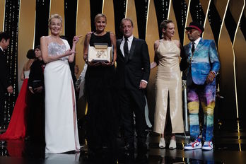 Julia Ducournau posa con la Palma de Oro. (Valery HACHE / AFP) 