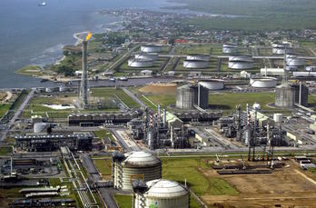 Refinería de petróleo en Nigeria, uno de los países miembros de la OPEP. (Pius Utomi EKPEI / AFP) 