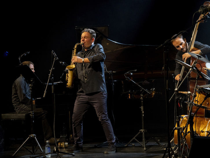 Un momento de la actuación de Maciej Obara Quartet, el domingo. (Raúl BOGAJO/FOKU)