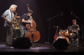 Actuación del trío CMS, formado por el navarro Javier Colina, el valenciano Perico Sambeat y el catalán Marc Miralta. (Raúl BOGAJO/FOKU)