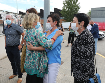 La enjuiciada Arantza Zulueta se abraza a la diputada de EH Bildu Mertxe Aizpurua ante la mirada de la abogada Jone Goirizelaia el primer día del juicio. (J. DANAE/FOKU)
