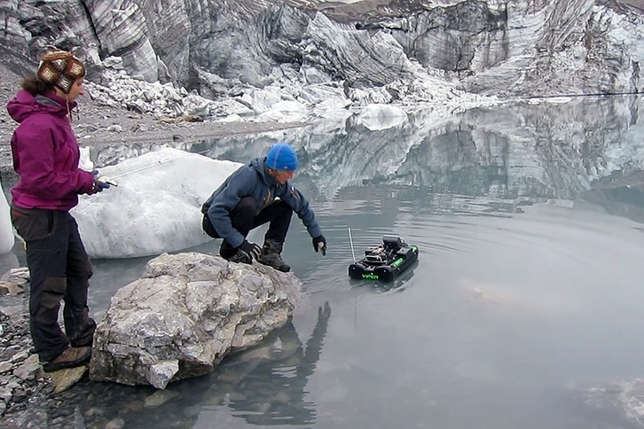 ‘Botadura’ de una embarcación a control remoto para realizar mediciones de profundidad en el lago Griesssee y observar los restos de hielo fresco en el fondo. (Nico MÖLG | EAWAG)