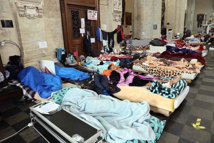 Los huelguistas en la iglesia de San Juan Bautsita. (François WALSCHAERTS/AFP)