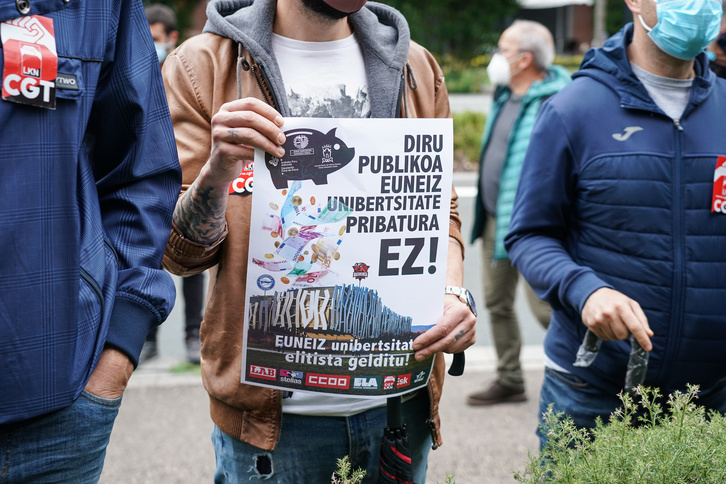 Protesta hace un mes en Gasteiz contra el proyecto de universidad privada Euneiz. (Endika PORTILLO/FOKU)