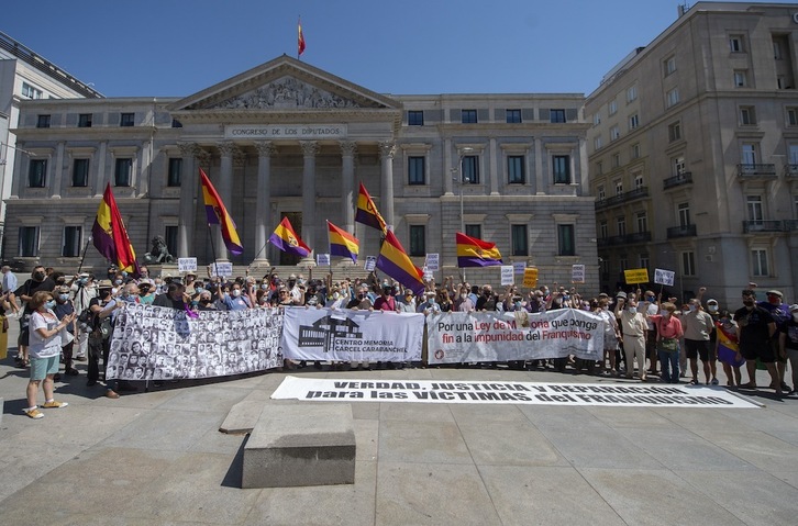 Concentración frente al Congreso por una Ley de Memoria contra la impunidad del Franquismo, el pasado 18 de julio. (Alberto ORTEGA/EUROPA PRESS)