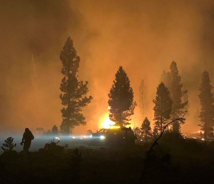 Un bombero durante la madrugada del 18 de julio en el ‘Bootleg Fire’, cerca de Klamath Falls, Oregón. (US Forest Service | AFP)