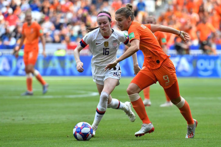 Lavelle y Miedema en una imagen de la final del último Mundial entre Estados Unidos y Holanda, que puede repetirse en Tokio. (Philippe Desmazes/AFP)