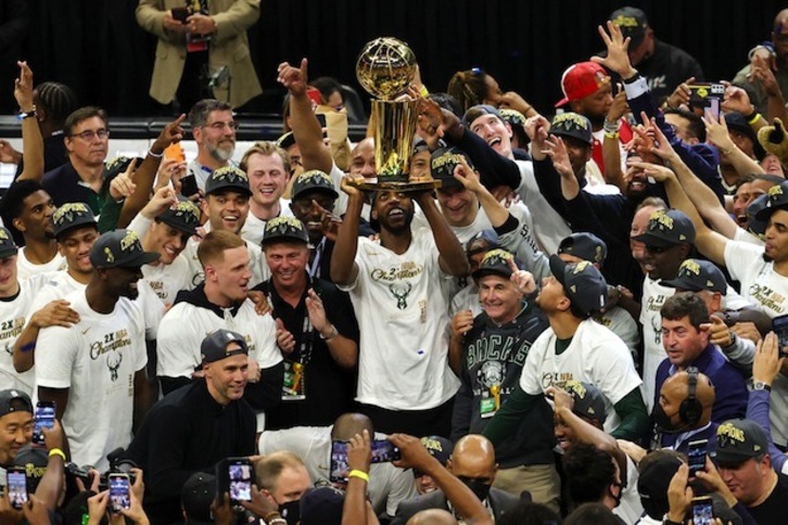 Medio siglo después, los Bucks levantan el trofeo de campeón de la NBA. (Jonathan DANIEL/AFP PHOTO)
