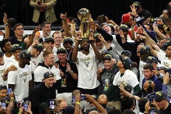Medio siglo después, los Bucks levantan el trofeo de campeón de la NBA. (Jonathan DANIEL / AFP PHOTO)