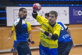 Julen Aginagalde, en el duelo frente al BM Benidorm. (Juan Carlos RUIZ / FOKU)