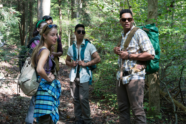 Charlotte Vega, Adrian Favela y Adain Bradley, al frente del grupo de senderistas. (NAIZ)