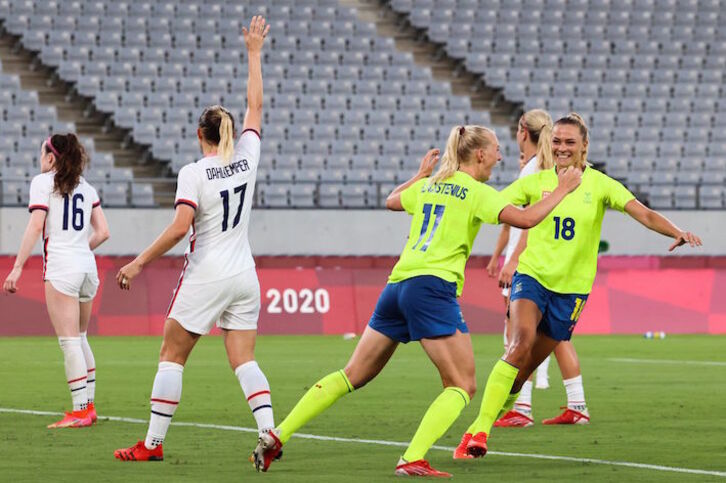 Blackstenius y Rolfo celebran el segundo gol sueco mientras las jugadoras estadounidenses protestan a la asistente. (Yoshikazu Tsuno/AFP)