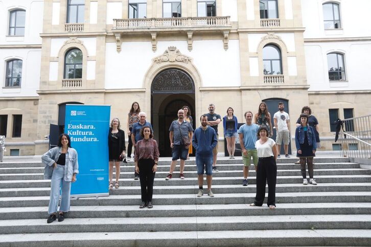 Mundu guztian euskara irakasten dabiltzanak Tabakaleran elkartu dira.