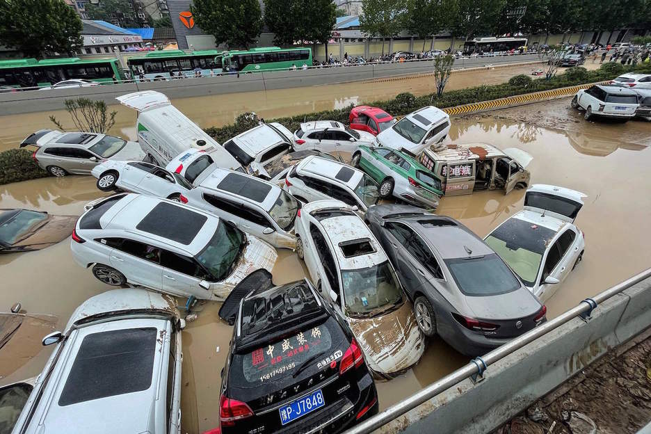 Urak ehunka auto eraman eta pilatu ditu Henan probintziako hiriburuan, Zhengzhoun. (AFP)