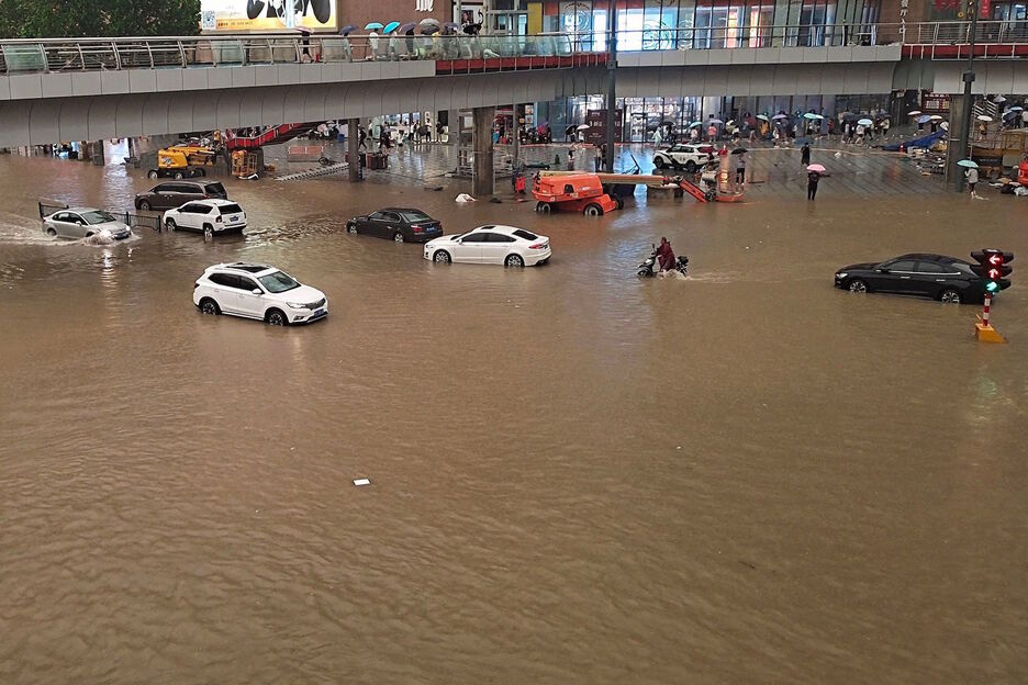 Zhengzhou hiriko kaleak, urak hartuta. (AFP)