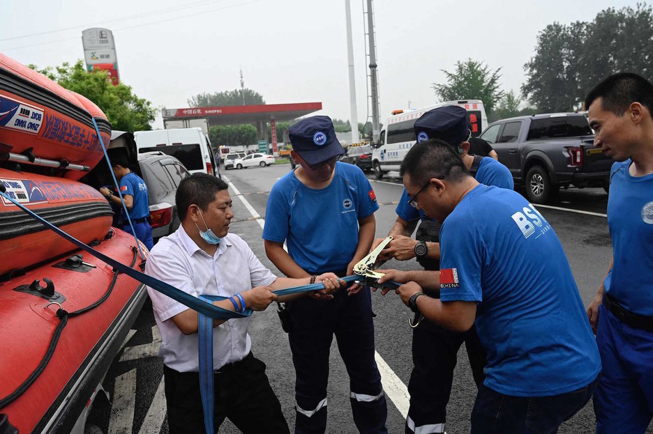 Larrialdi zerbitzuak, erreskate lanetarako prestatzen. (Jade GAO/AFP)