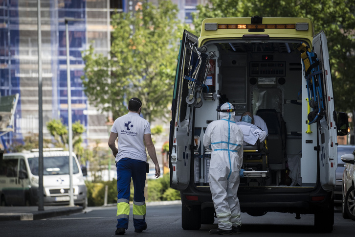 Sanitarios de Osakidetza trasladan en ambulancia a un enfermo de covid.           (Gorka RUBIO I FOKU)