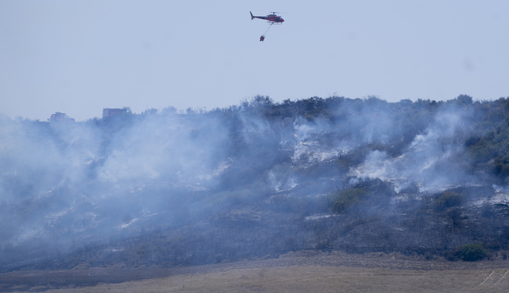 Un helicóptero, en las labores de extinción en el Vedado de Eguaras. (Jagoba MANTEROLA/FOKU)