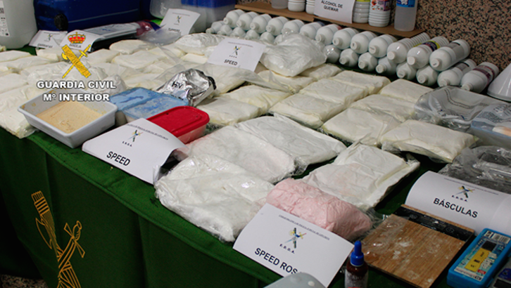 Imagen de los distintos tipos de drogas incautados en estas operaciones. (GUARDIA CIVIL)