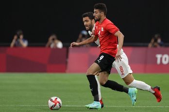 Mikel Merino, Egiptoko Taher Mohammed jokalariaren atzetik. (Asano IKKO / AFP)