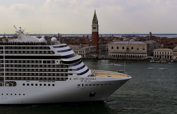 Los cruceros dejarán de navegar al lado de la Plaza de San Marcos de Venecia. (Miguel MEDINA/AFP)