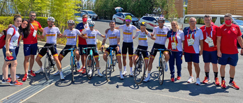 Herrada, Gorka Izagirre, Ane Santesteban, Ion Izagirre, Valverde, Mavi García y Omar Fraile posan en Tokio con todo el staff de la selección española. (RFEC)