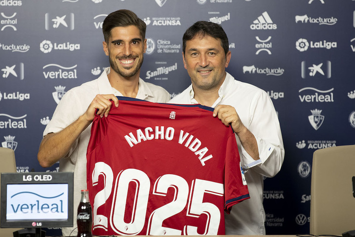 Nacho Vidal junto al director deportivo de Osasuna, Braulio Vázquez. (OSASUNA)