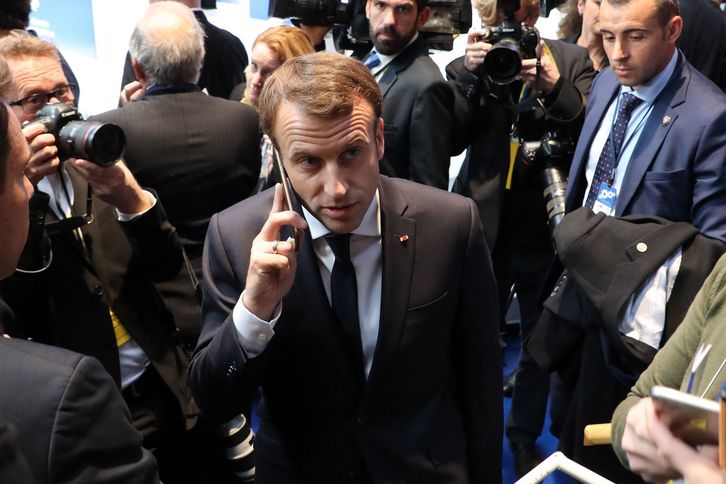 Emmanuel Macron hablando por uno de sus teléfonos móviles. (Iudovic MARIN / AFP)