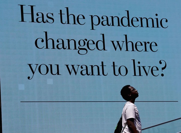 Un joven en New York. «Ha cambiado la pandemia el lugar en el que quieres vivir», se lee en el cartel. (Timothy A. CLARY/AFP)
