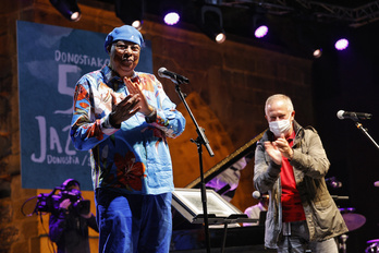 Chucho Valdés agradece la acogida al público donostiarra. (Maialen ANDRÉS/FOKU)