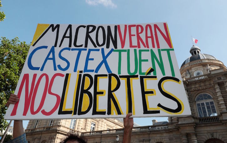 Protesta contra las nuevas medidas aprobadas en la Asamblea Nacional. (Joël SAGET/AFP)