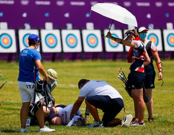 El personal sanitario y los compañeros de equipo atienden a Gomboeva. (EFE)