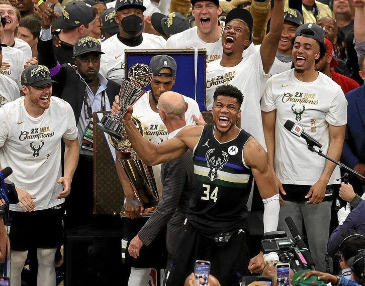 Giannis Antetokounmpo, tras ganar el anillo de la NBA.