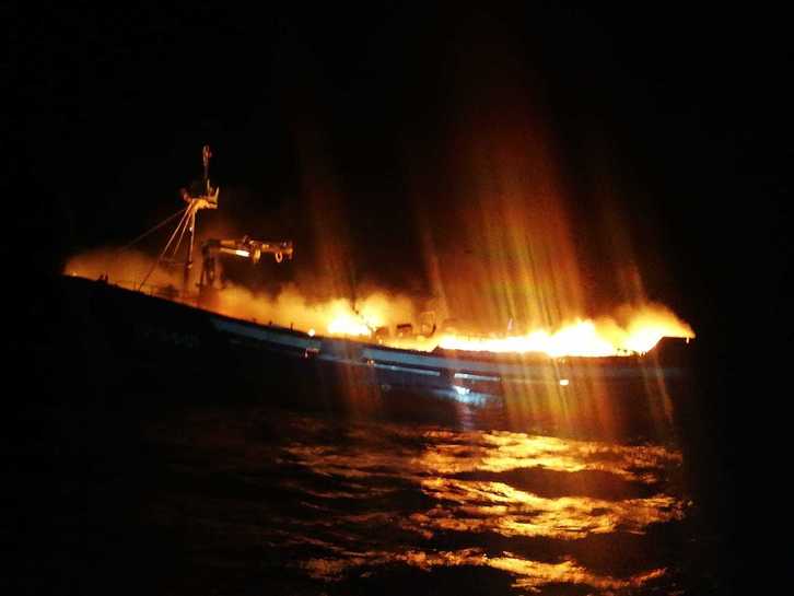 El pesquero Siempre al Alba se ha incendiado frente a la costa de Armintza. (SALVAMENTO MARÍTIMO)